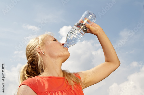 Frau trinkt Wasser photo