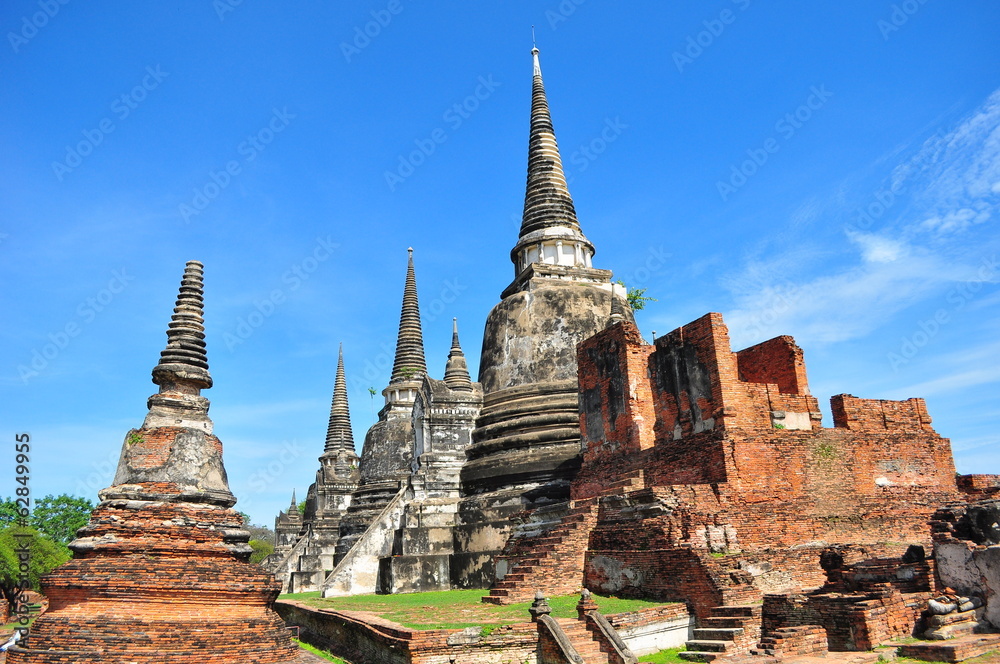Fototapeta premium Ancient Ruin Pagoda in Ayutthaya Province, Thailand