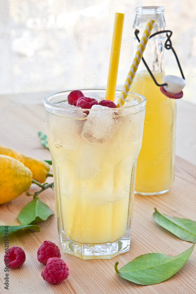 Fototapeta premium Kalte Limonade mit Zitronen