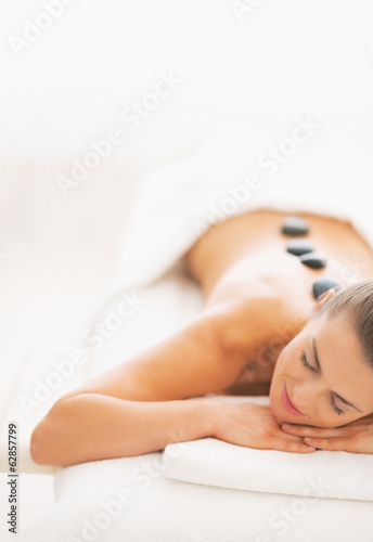Canvas Print Young woman receiving hot stone massage