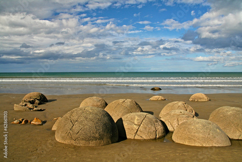 Tela Moeraki boulders