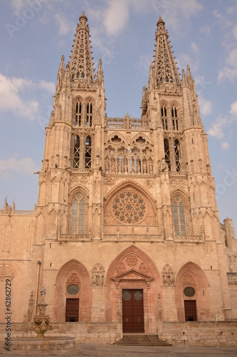 Fachada de la Catedral vista desde plaza con fuente de piedra