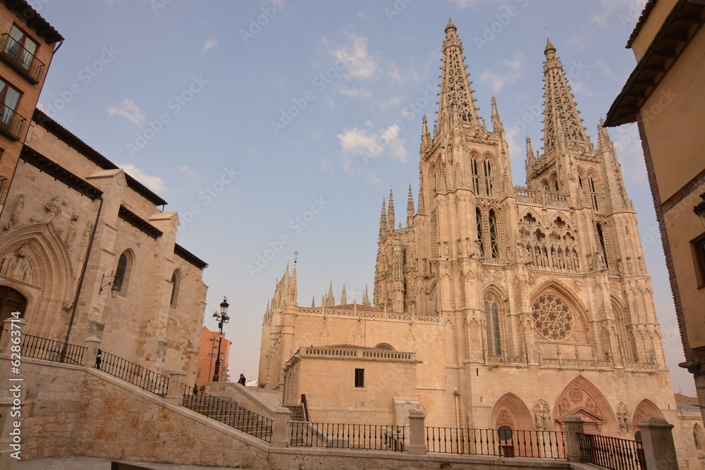 Foto de Catedral de Burgos e Iglesia san nicolas de Bari (Burgos) do Stock  | Adobe Stock