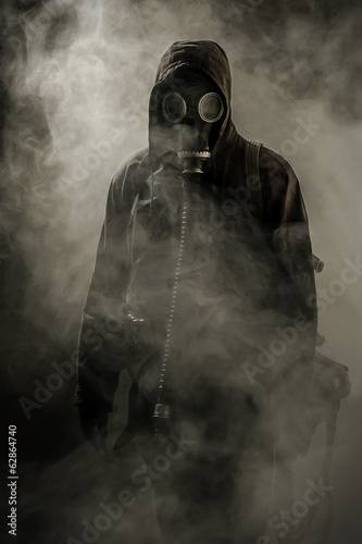 Fotografi Portrait of a man in a gas mask
