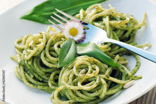 Pasta mit Bärlauchpesto, copy space