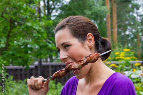 Tableau sur toile woman enjoying barbecue outdoors