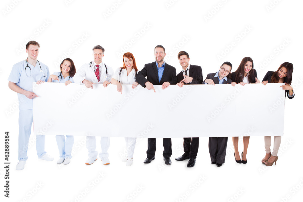 Obraz premium Doctors and managers showing empty banner