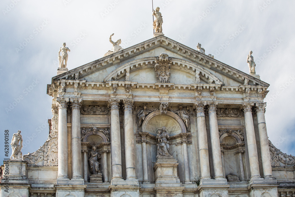 Fototapeta premium Facade of Venice Church with Statues