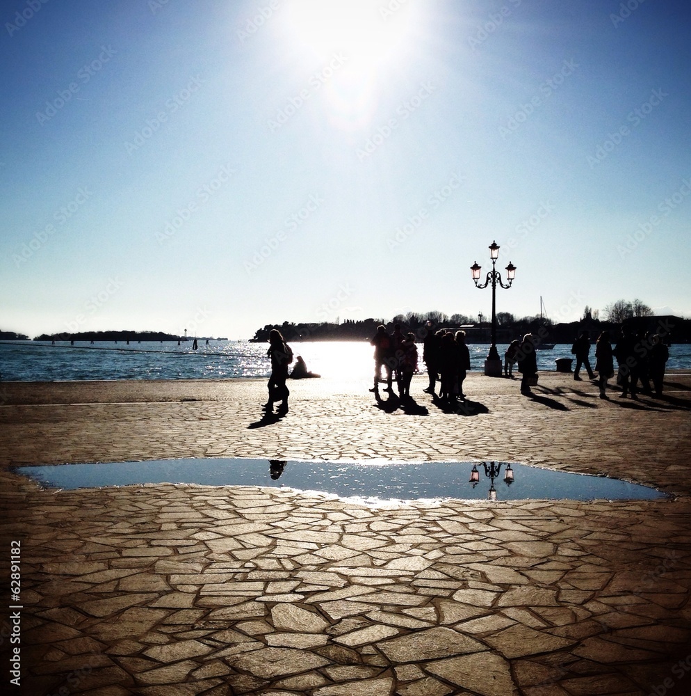 Fototapeta premium people walking in Venice