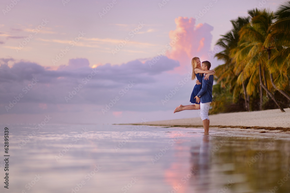 Fototapeta premium Beautiful romantic couple on a tropical beach