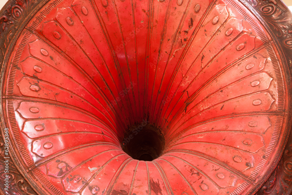 Obraz premium Red speaker on gramophone