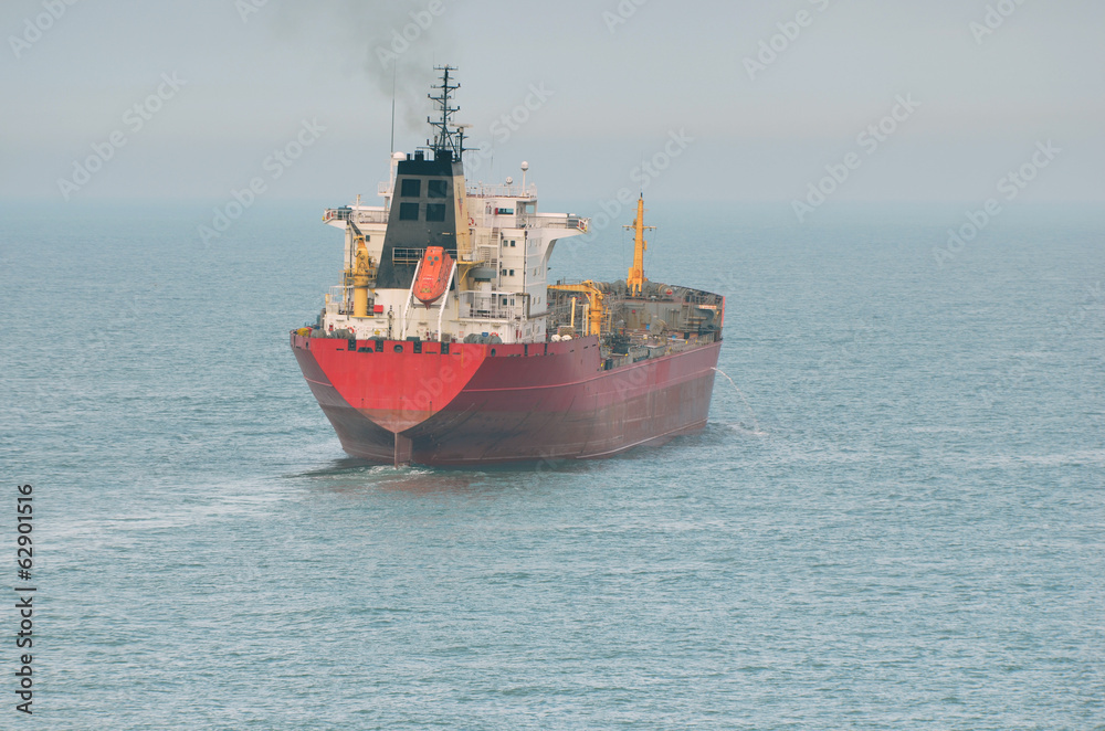 Naklejka premium pétrolier en mer