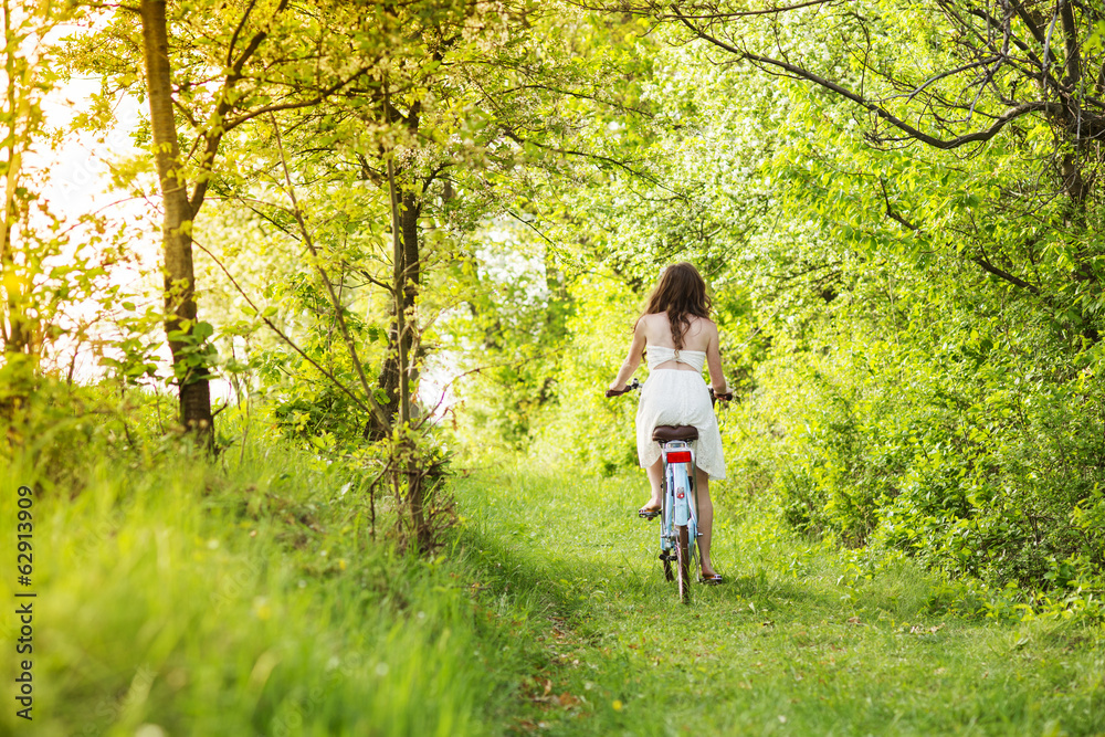 Obraz premium Young woman with bike