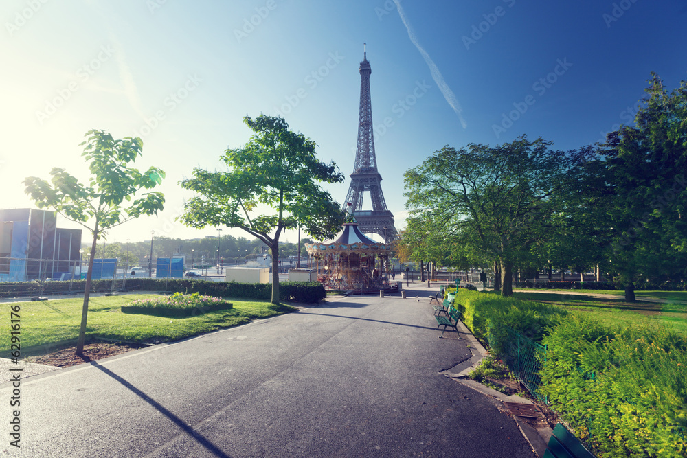 Fototapeta premium sunny morning and Eiffel Tower, Paris, France