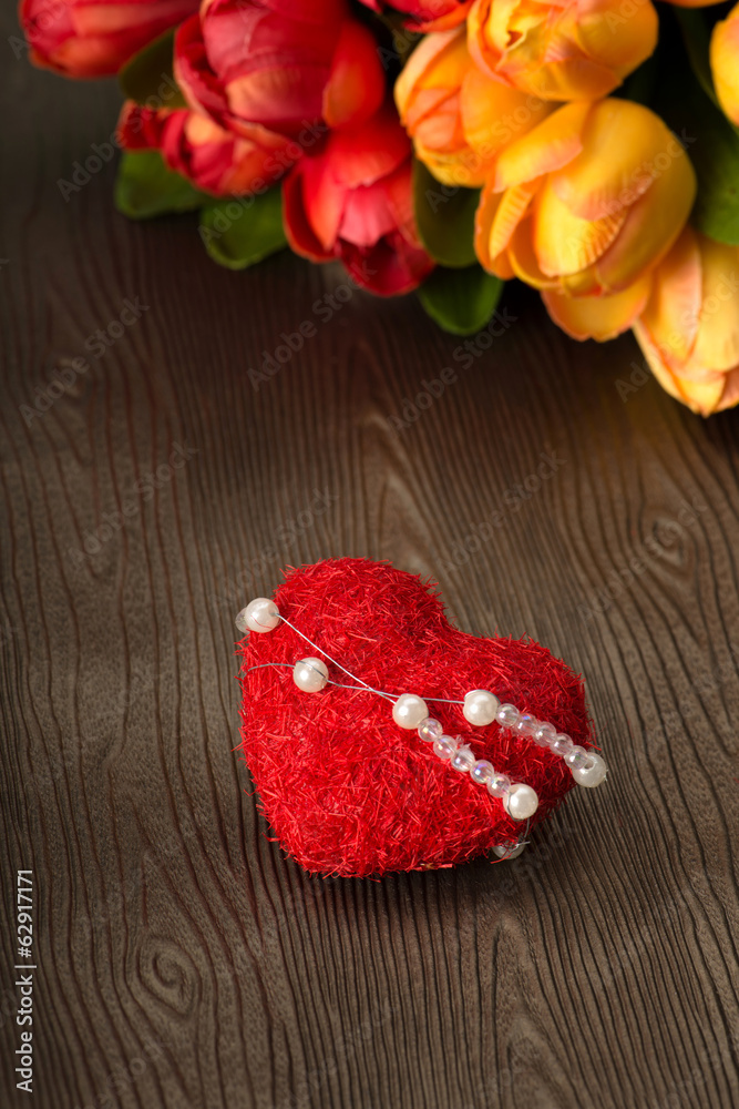 Rotes Herz mit Tulpen