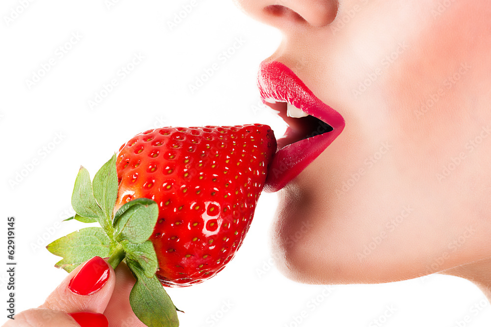 Fototapeta sexy kobieta jedzenie truskawek, zmysłowe czerwone usta