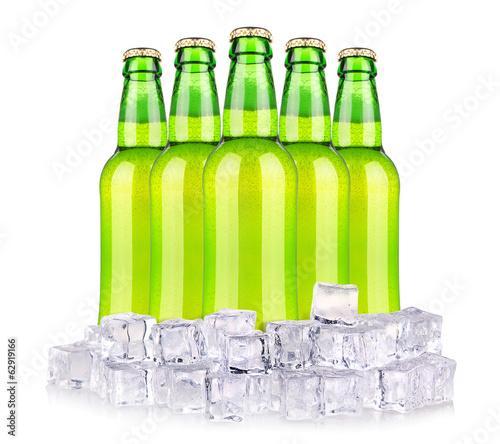 Piwne butelki w lodzie odizolowywającym