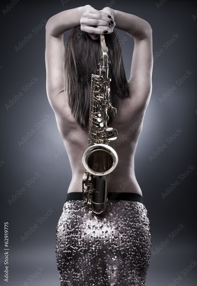 Obraz premium Young woman with saxophone
