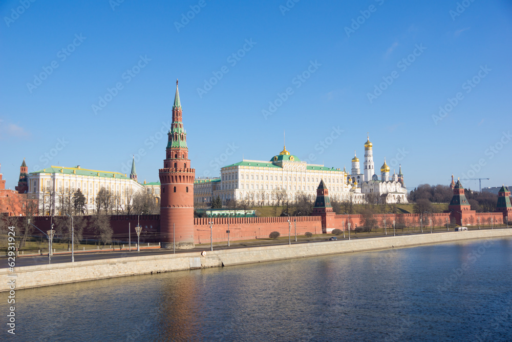 Obraz premium Spring in Moscow - Kremlevskaya Embankment
