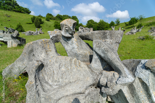 Figurenfeld im Hessental Denkmal gegen den Krieg