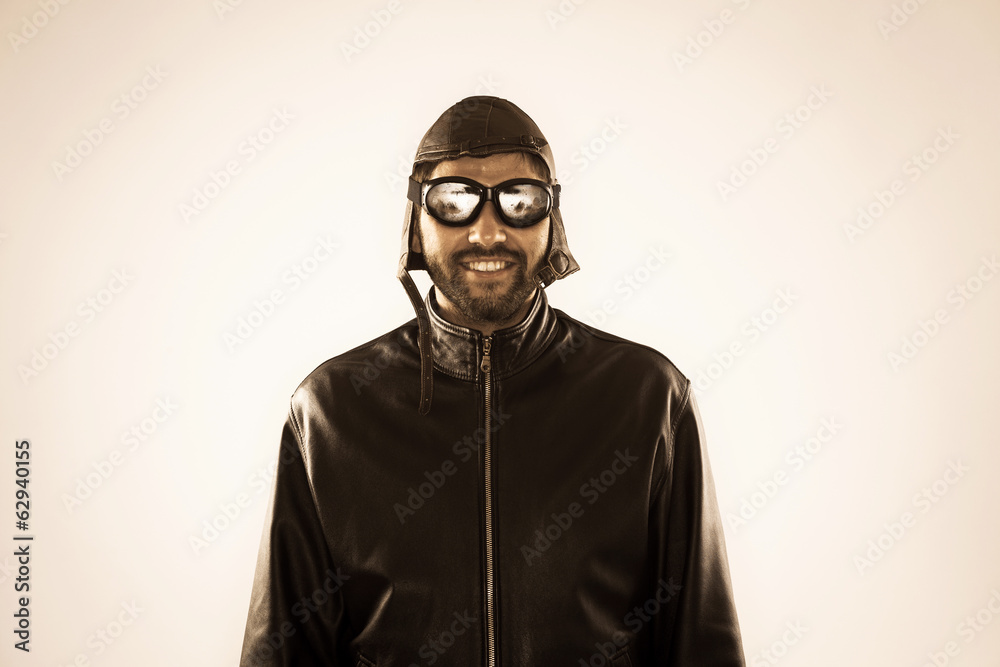 Obraz premium Smiling aviator with vintage glasses and hat