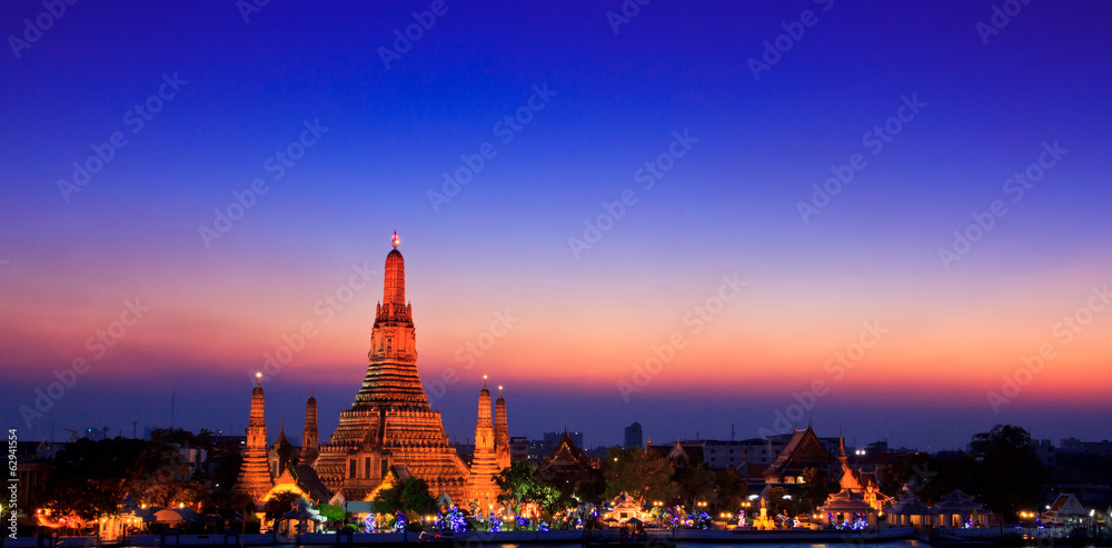 Fototapeta premium Wat Arun In the sunset, Bangkok of Thailand