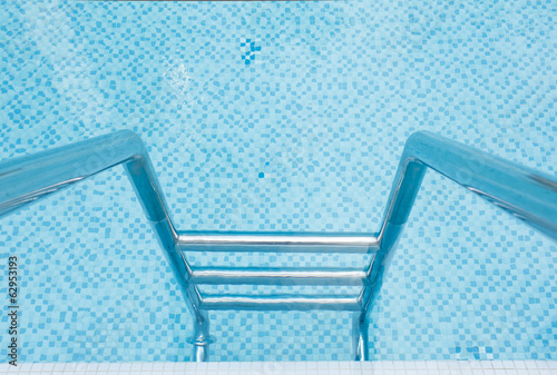 Swimming pool stairway