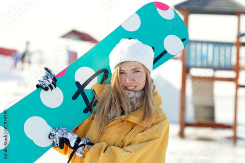 Девушка со сноубордом