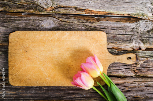 Fototapeta Naklejka Na Ścianę i Meble -  Tulpen mit Holzbrett