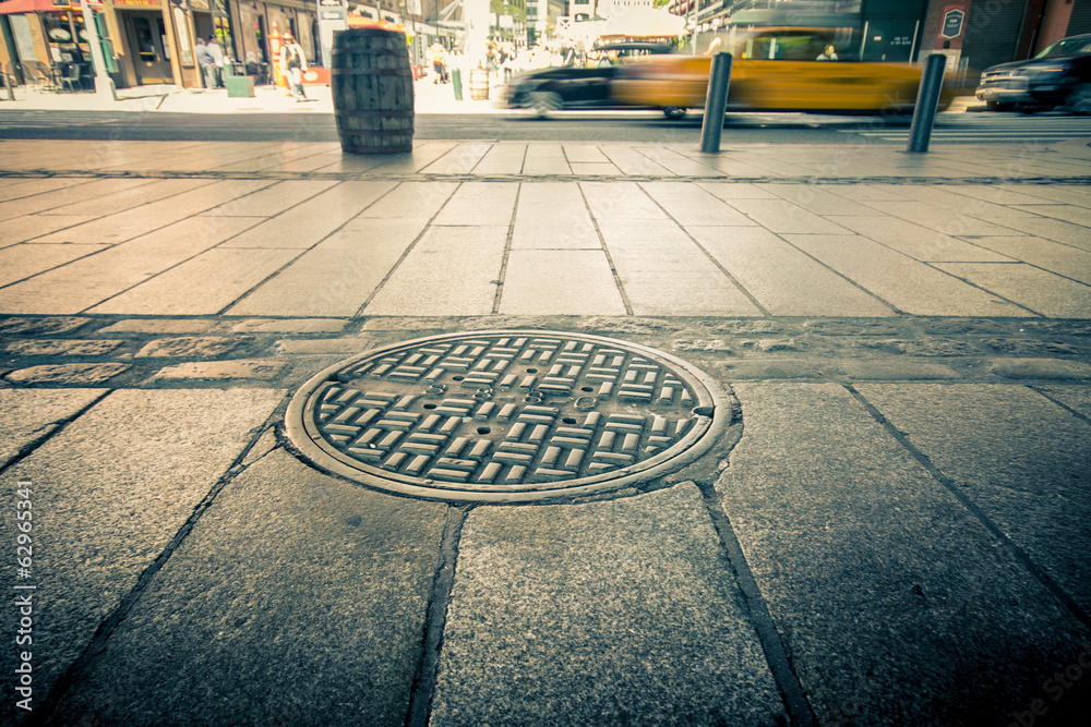 Fototapeta premium Pokrywa włazu na ulicach dolnego Manhattanu