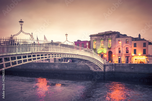 Fototapeta samoprzylepna widok o zmierzchu na zabytkowy, oświetlony most Ha'penny, Dublin, Irlandia