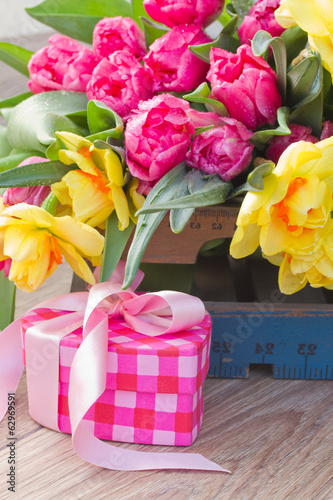 Fototapeta Naklejka Na Ścianę i Meble -  spring flowers with gift box