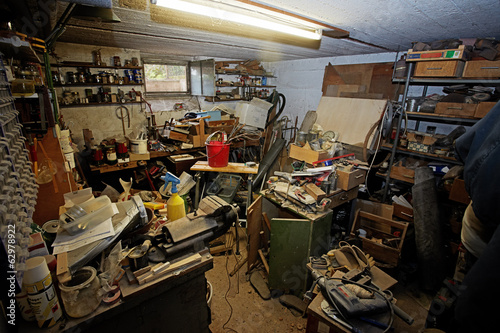 Картината върху платно messy workshop