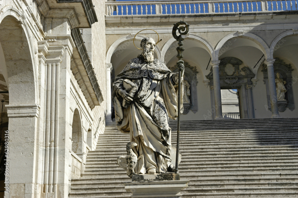 Obraz premium Statue des heiligen Benedikt auf Monte Cassino, Italien