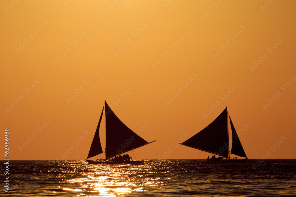 Naklejka premium Sailboats at sunset