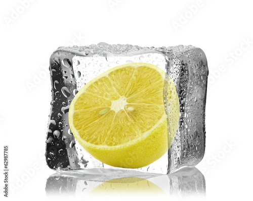 Cytryna w kostce lodu