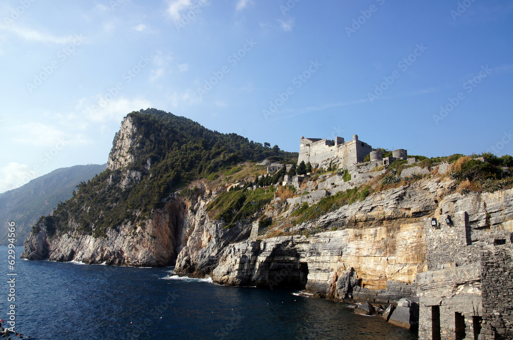 Baie rocheuse et château Doria de Porto Venere