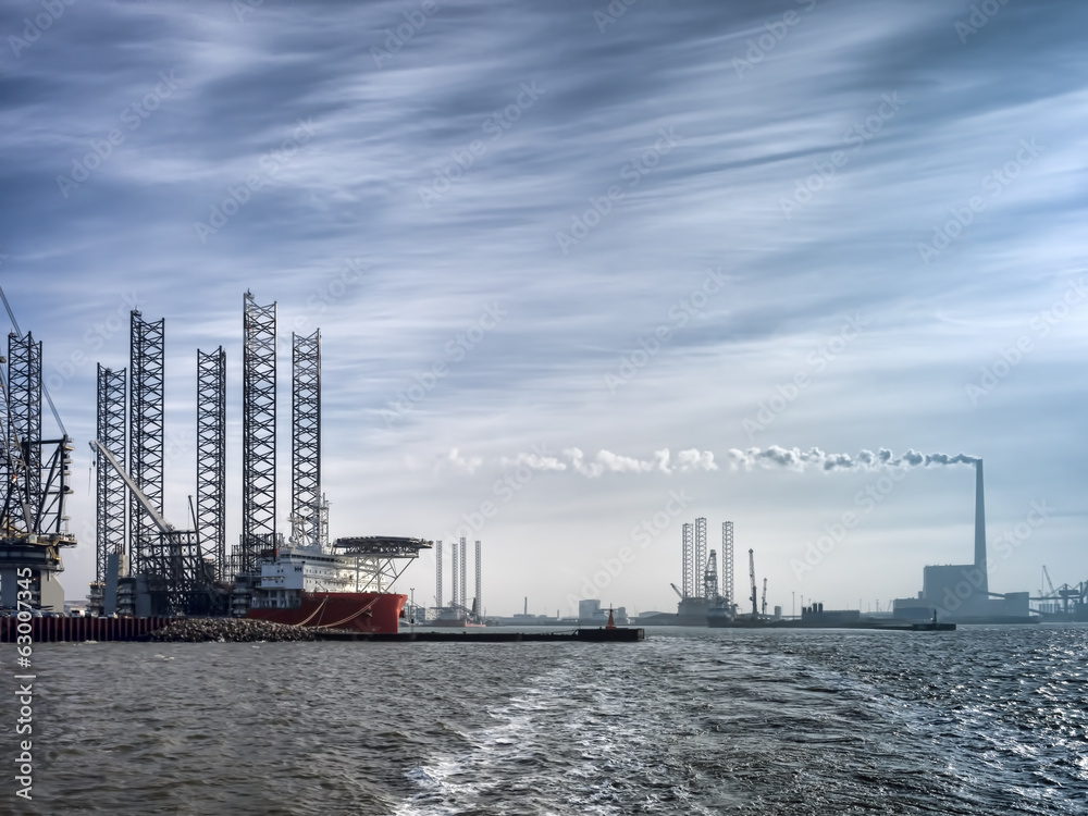 Obraz premium Jack up rig in Esbjerg oil harbor, Denmark