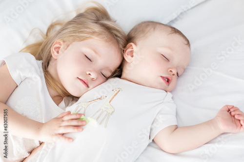 Foto charming little brother and sister asleep