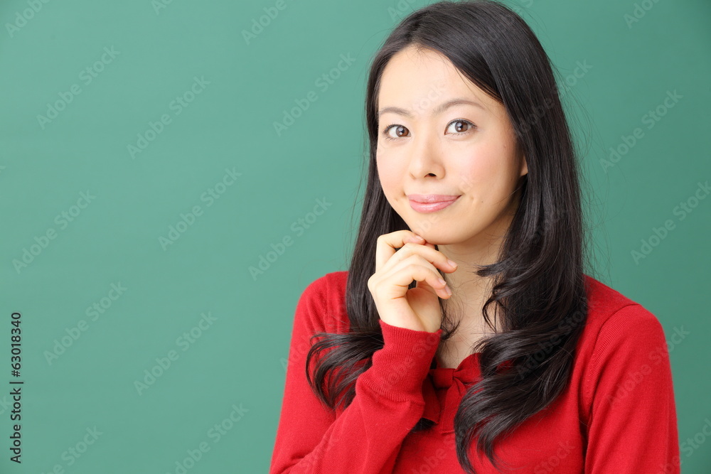 考える女性 考える女性