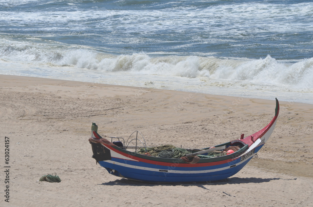Fototapeta premium Fischerboot am Strand von MIra 4