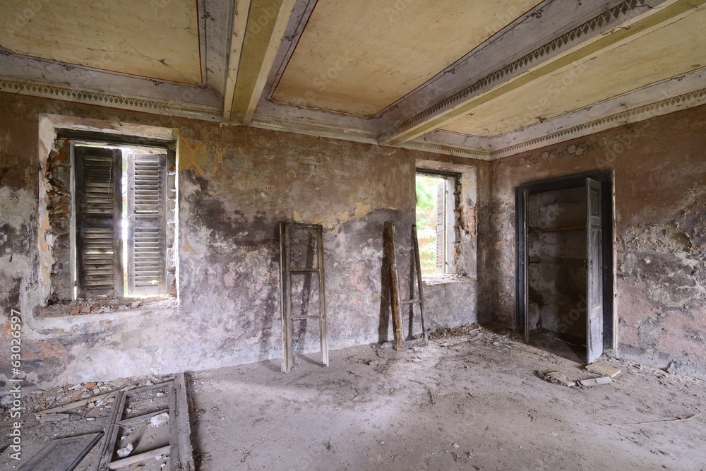 old abandoned room with windows