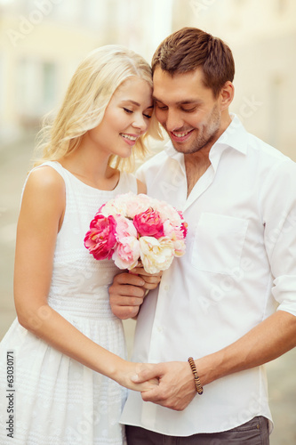 couple with flowers in the city