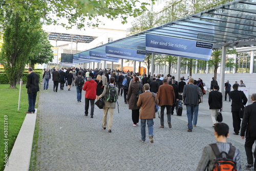 Menschenmenge auf dem Weg zu einer Messe