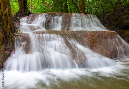 Wodospad w głębokiej dżungli lasów tropikalnych