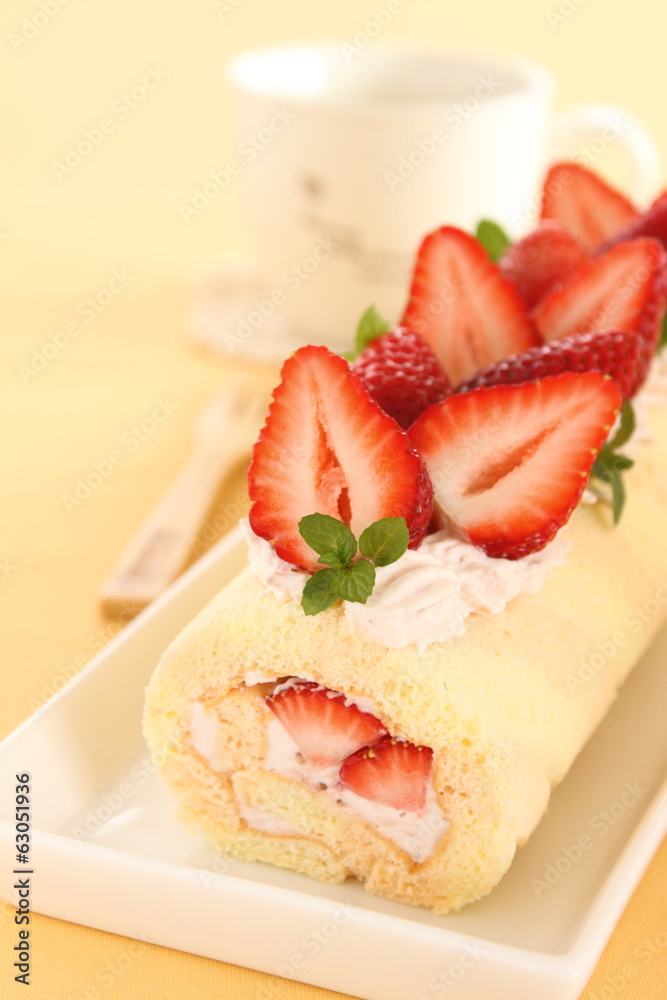 苺のロールケーキ