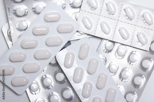 Fotografija pills and capsules in blister packs