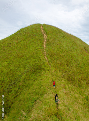 Photo Mountaineer tourists hiking on (Khao Chang Puak) of mountains in