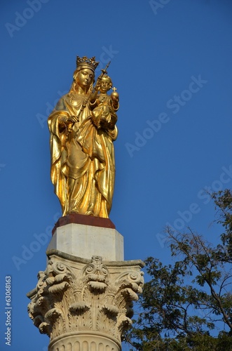 SALON-DE-PROVENCE : STATUE DE LA VIERGE A L'ENFANT