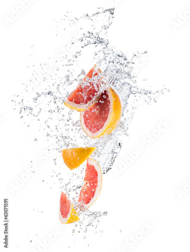 Pieces of grapefruit in water splash